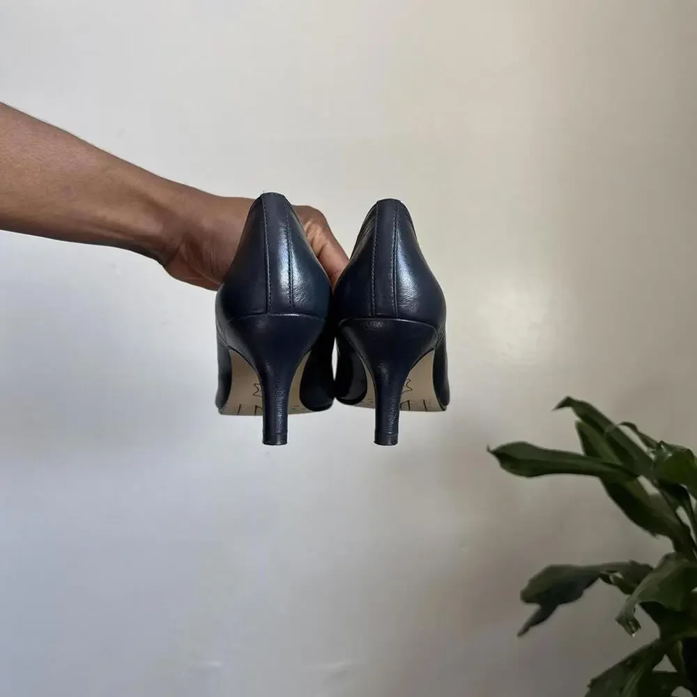 Bella-Vita Navy Leather V-Cut Office Siren Pumps size‎ 7